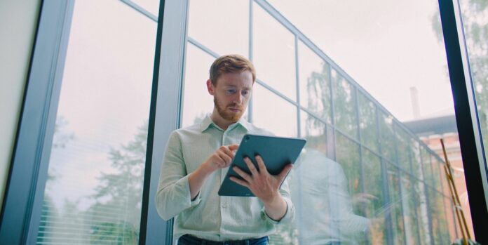 Man with concerned look uses tablet